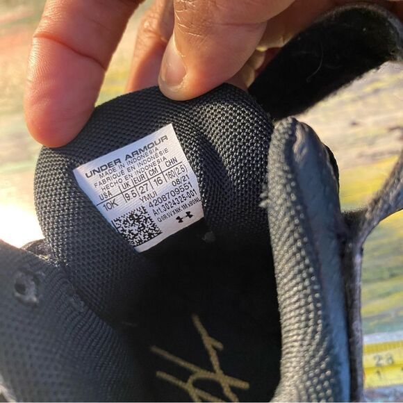 Under Armour Black and Gold Cleats with Sporty Design - Picture 8 of 8